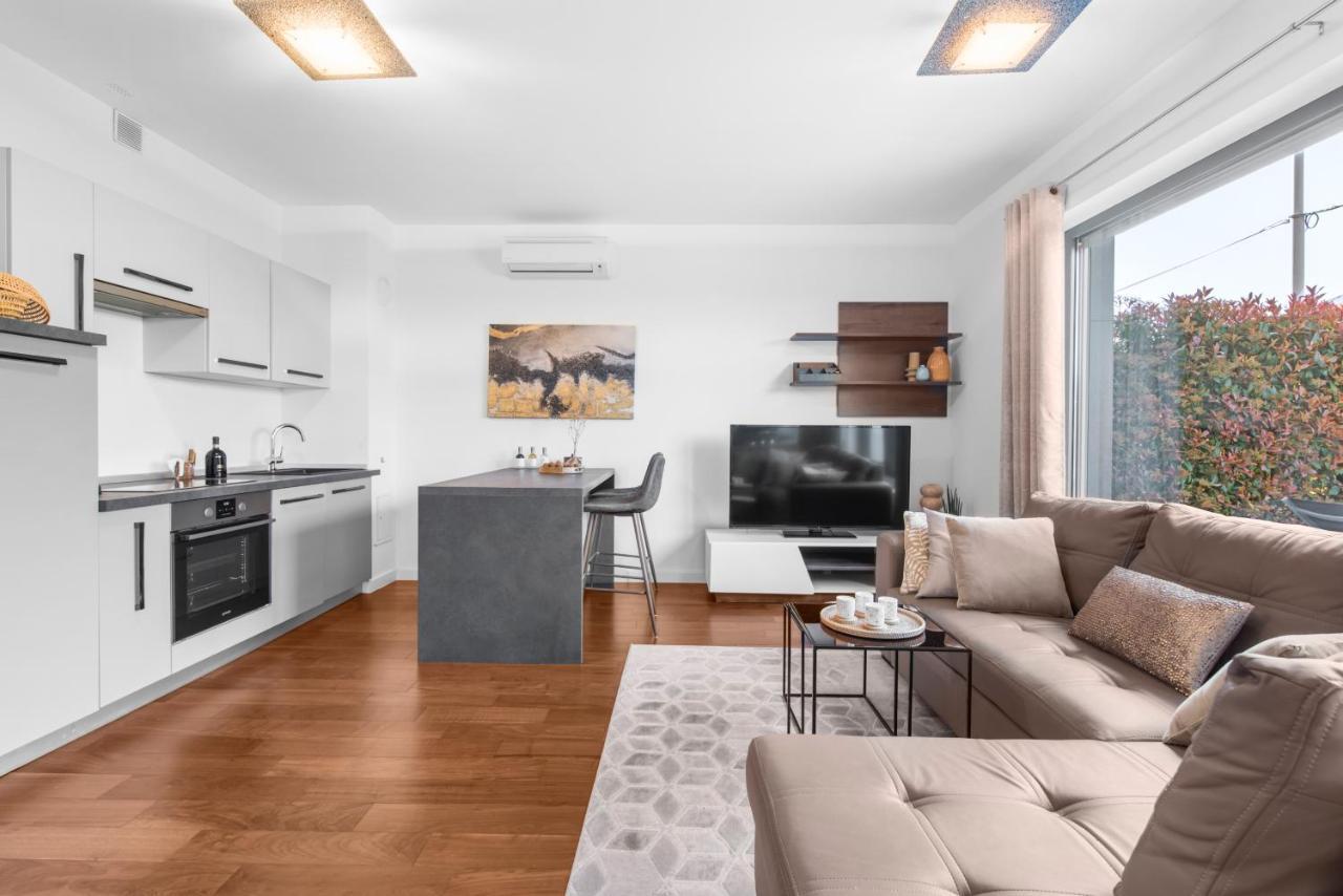 פורץ Luxury New Apartment With Private Garden Near The Beach! מראה חיצוני תמונה